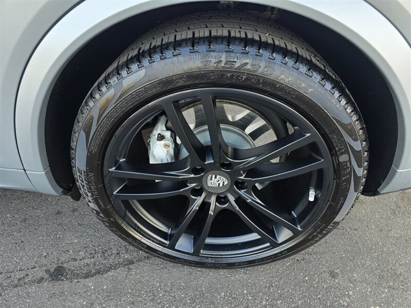 Used 2020 Porsche Cayenne Turbo AWD/4WD image 30