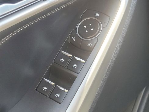 Used 2021 Ford Explorer XLT image 11