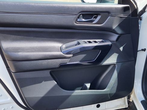 Used 2025 Nissan Pathfinder SV image 8