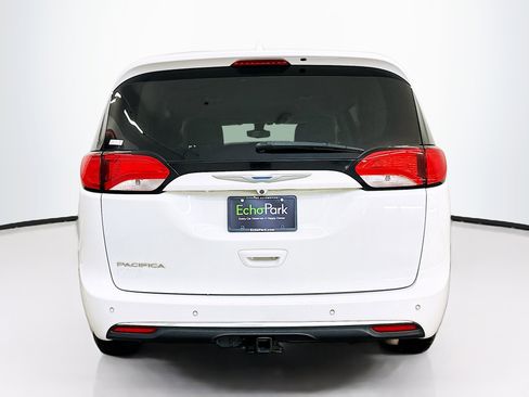 Used 2017 Chrysler Pacifica Touring-L image 7