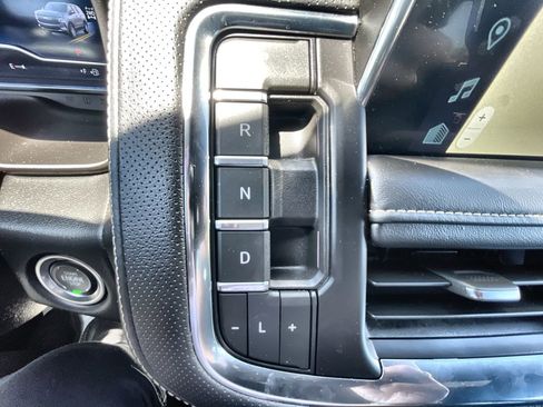 Used 2024 Chevrolet Tahoe Premier AWD/4WD image 16