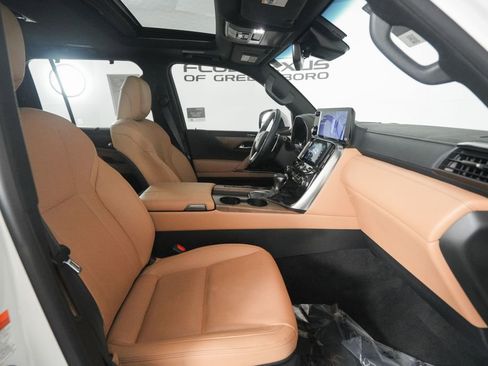 Used 2024 Lexus LX 600 4WD w/ Luxury Package image 19