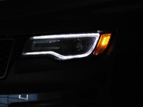 Used 2021 Jeep Grand Cherokee Trailhawk w/ Premium Lighting Group AWD/4WD image 20