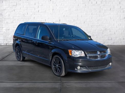Used 2019 Dodge Grand Caravan SXT image 2