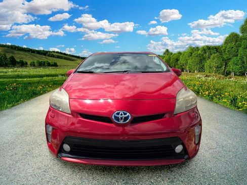 Used 2014 Toyota Prius Five FWD image 2