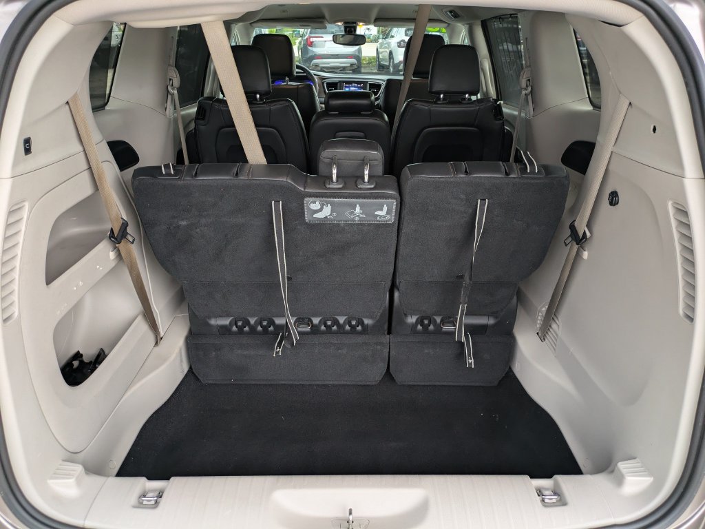 Used 2018 Chrysler Pacifica Touring-L FWD image 13