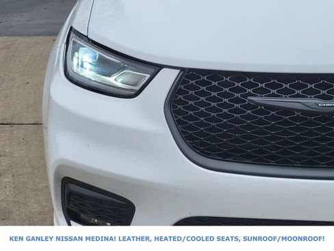 Used 2025 Chrysler Pacifica Limited image 9