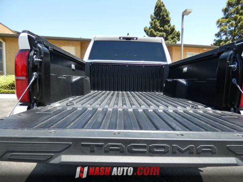 Used 2025 Toyota Tacoma TRD Sport AWD/4WD image 19