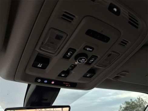 Used 2021 GMC Yukon Denali w/ Denali Premium Package image 38