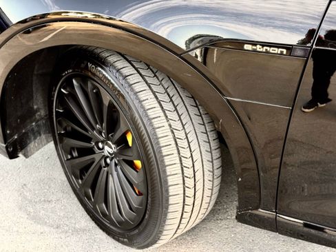 Used 2019 Audi e-tron Prestige image 4