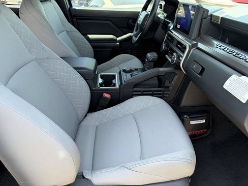 Certified 2025 Toyota Tacoma SR5 AWD/4WD image 16