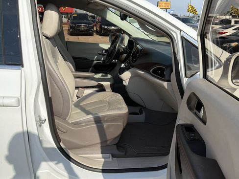 Used 2017 Chrysler Pacifica Touring-L FWD image 19