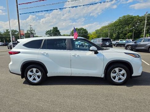 Used 2023 Toyota Highlander LE AWD/4WD image 8