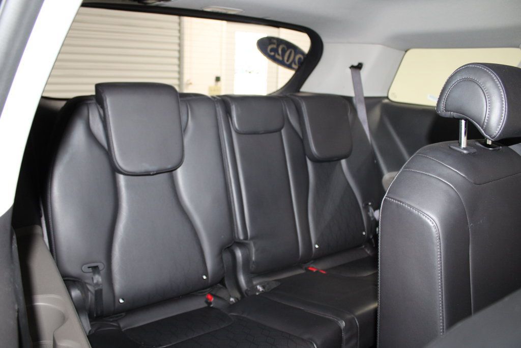 Used 2025 Kia Carnival FWD image 28