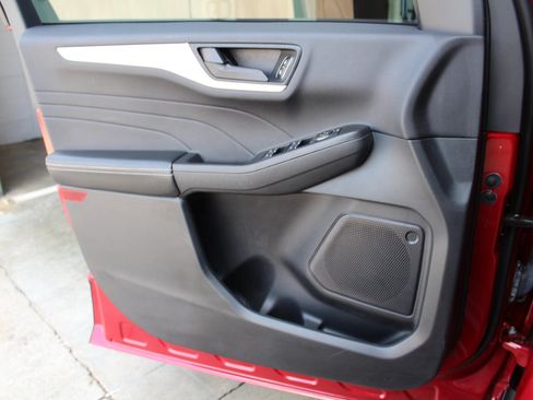 Used 2022 Ford Escape SE w/ SE Sport Appearance Package FWD image 12