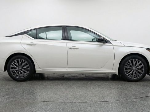 Used 2025 Nissan Altima 2.5 SV FWD image 11