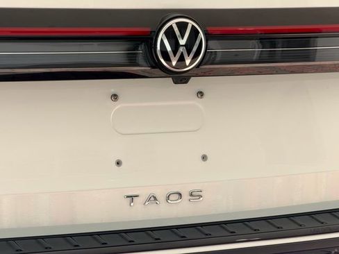 Certified 2025 Volkswagen Taos SE FWD image 9