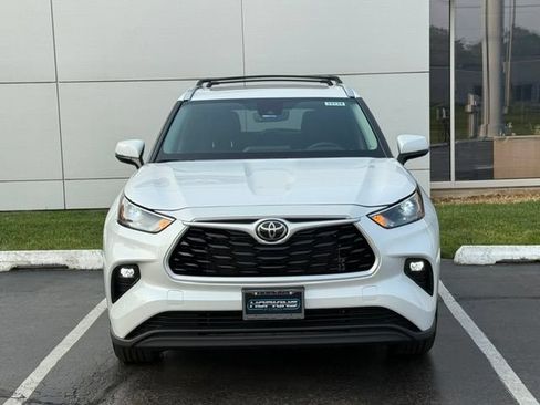 Used 2024 Toyota Highlander XLE AWD/4WD image 3