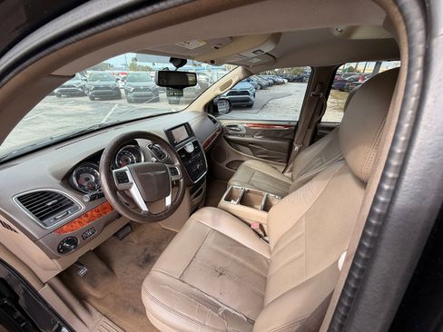 Used 2013 Chrysler Town & Country Touring-L w/ Premium Group image 15