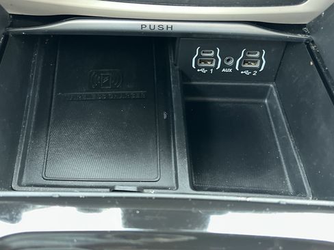 Used 2023 Chrysler Pacifica Limited image 11