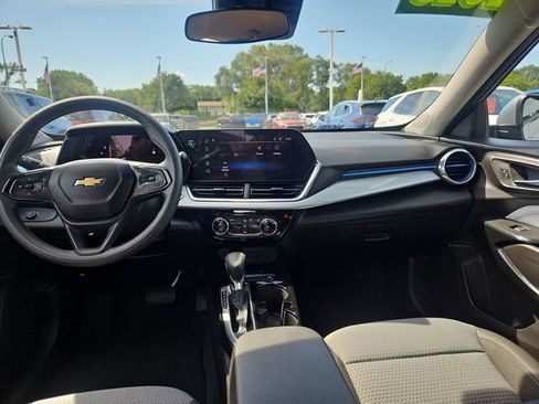 Used 2025 Chevrolet Trax LT FWD image 12
