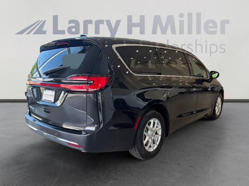 Used 2023 Chrysler Pacifica Touring-L FWD image 5