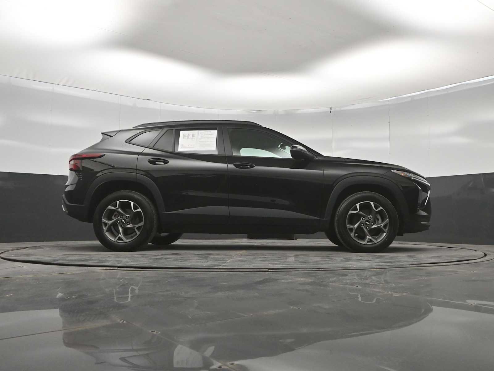 Used 2025 Chevrolet Trax LT FWD image 43