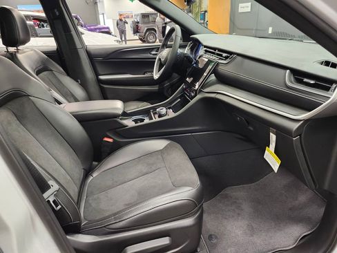 New 2025 Jeep Grand Cherokee L Altitude image 10