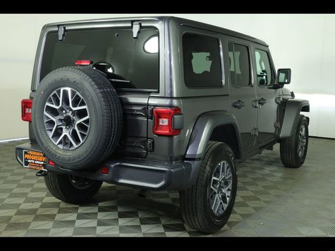 Used 2025 Jeep Wrangler Unlimited Sahara AWD/4WD image 14