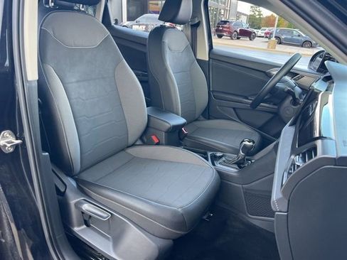 Certified 2025 Volkswagen Taos SE image 34