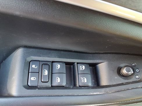 Used 2023 Jeep Grand Cherokee Limited w/ Black Appearance Package image 11