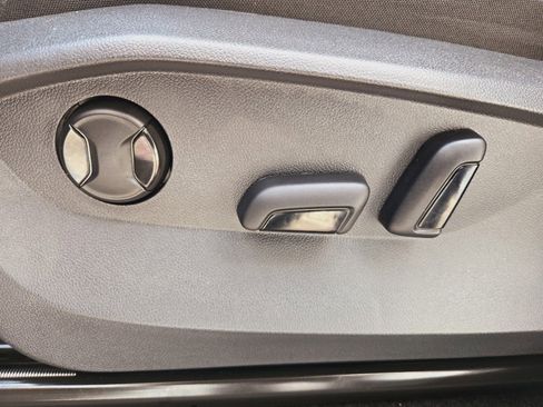 New 2024 Volkswagen Tiguan SE image 23