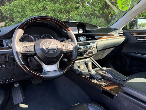 Used 2018 Lexus ES 350 w/ Luxury Package w/Wood Trim FWD image 28