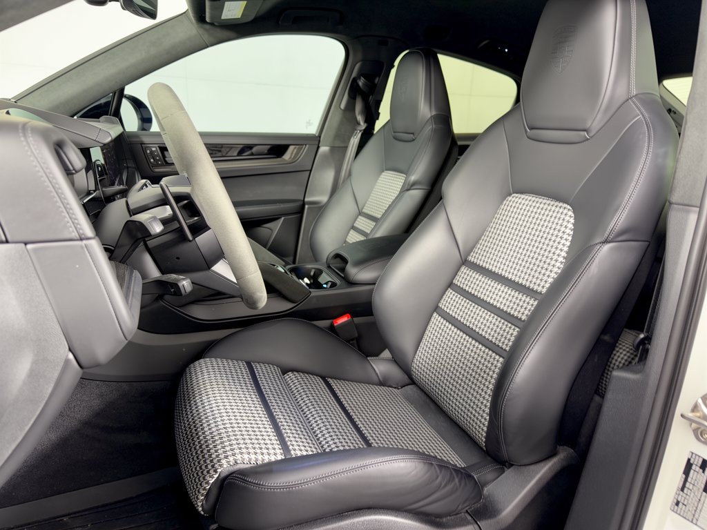 Certified 2025 Porsche Cayenne GTS AWD/4WD image 5