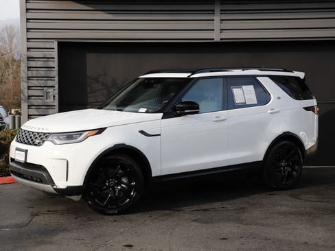 Certified 2025 Land Rover Discovery S image 1