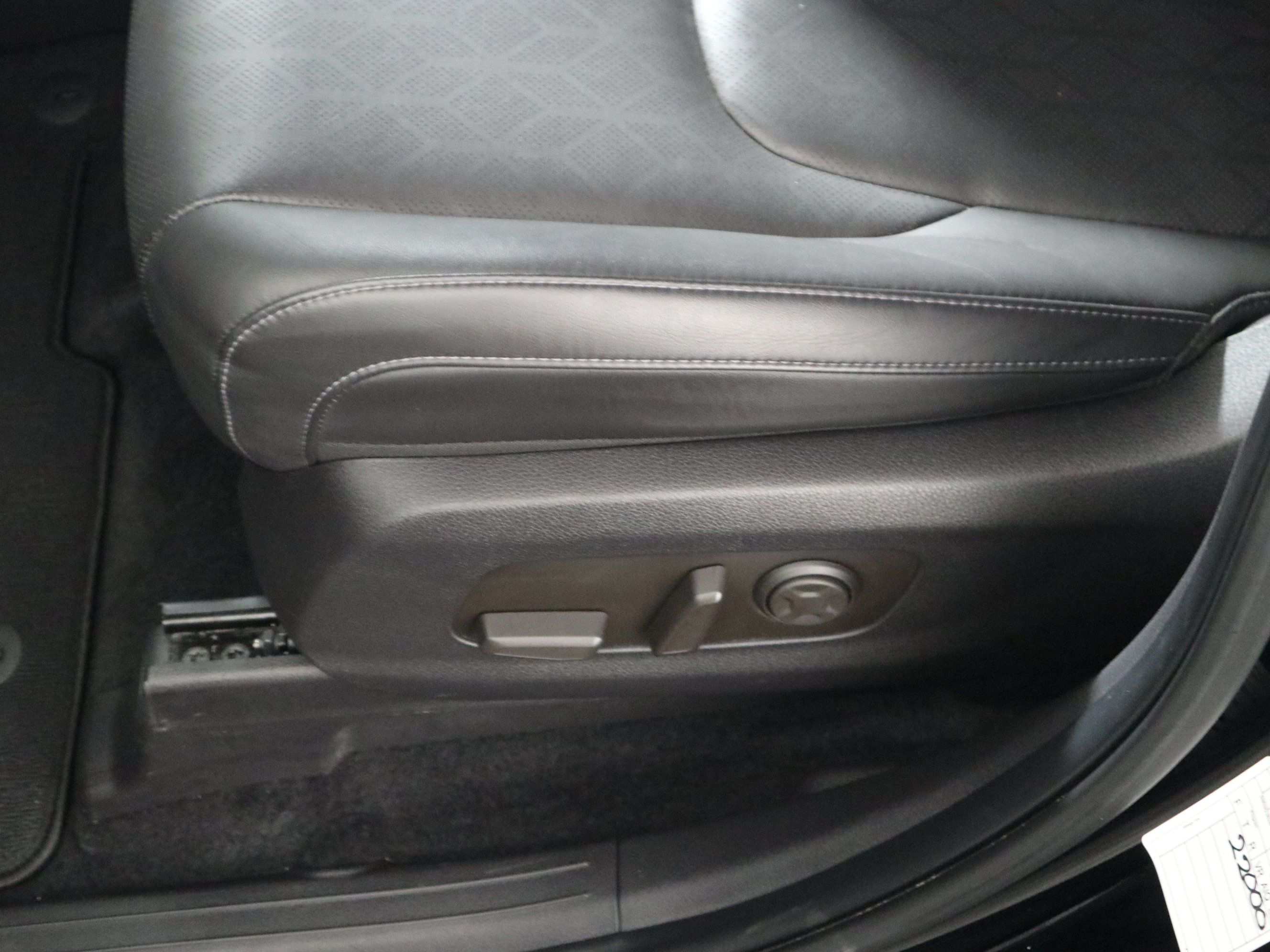 Used 2025 Kia Carnival FWD image 21