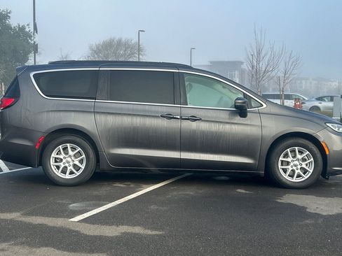 Used 2022 Chrysler Pacifica Touring-L image 3