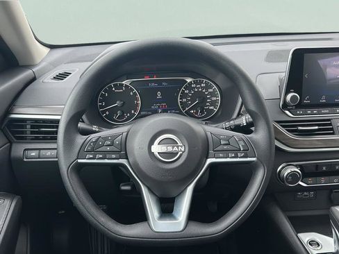 Used 2025 Nissan Altima 2.5 SV FWD image 16