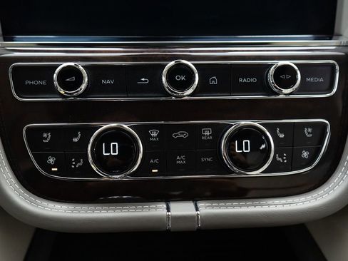 Certified 2023 Bentley Bentayga Extended Wheelbase AWD/4WD image 38