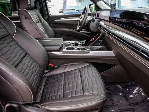 Used 2025 Cadillac Escalade V image 17