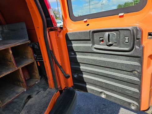 Used 2017 Chevrolet Express 2500 RWD image 25