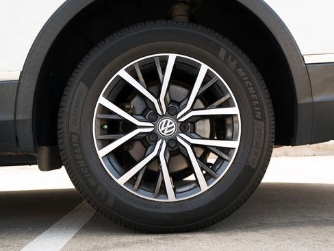 Used 2020 Volkswagen Tiguan SE w/ Panoramic Sunroof Package image 15