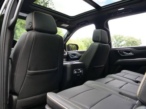 Used 2024 GMC Yukon XL SLT w/ SLT Luxury Package image 31