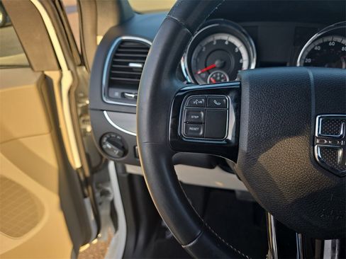 Used 2019 Dodge Grand Caravan SXT image 19