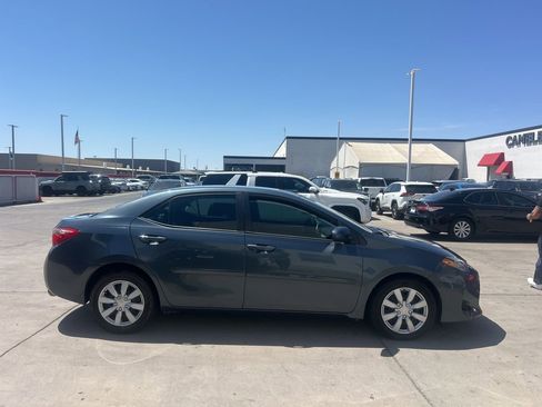 Used 2018 Toyota Corolla LE image 2