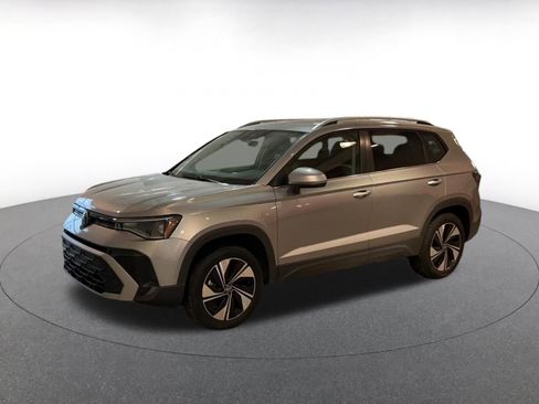 Used 2025 Volkswagen Taos SE image 9