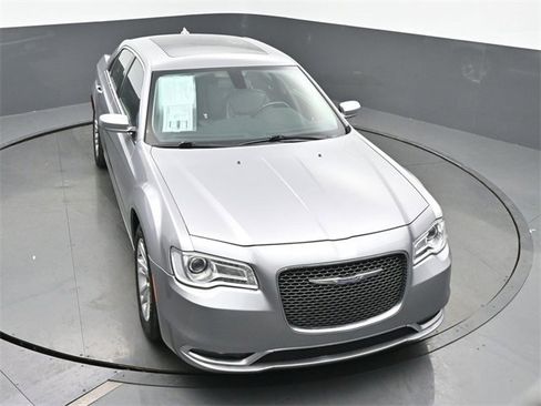 Used 2017 Chrysler 300 C image 45