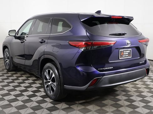 Used 2022 Toyota Highlander XLE image 10