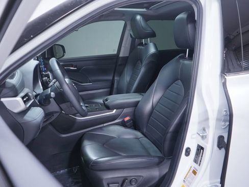 Used 2022 Toyota Highlander XLE image 7