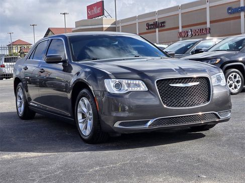 Used 2023 Chrysler 300 Touring image 3